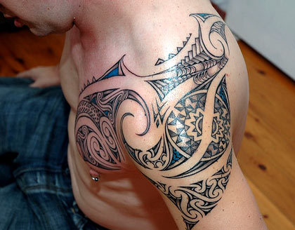 Modèle de tatouage Maori pour l'épaule