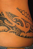 Modèle de tatouage Maori pour le bas du dos