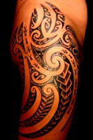 Modèle de tatouage Maori pour la cuisse
