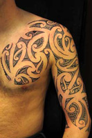 Modèle de tatouage Maori pour le torse et le bras