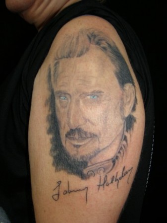 Tatouage de portrait de Johnny Hallyday d'un fan