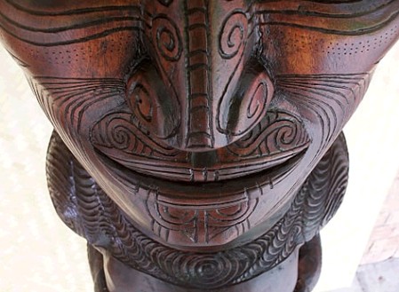 Sculpture Maori avec tatouage moko