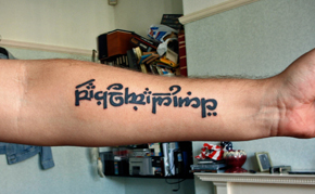 Tatouage elfique sur le bras et poignet