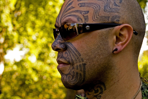 Maori avec tatouage moko traditionnel