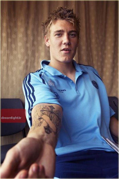 Tatouage croix sur le bras de Nicklas Bendtner
