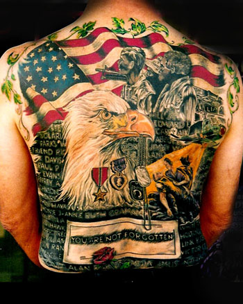 Tatouage militaire patriotique américain sur tout le dos