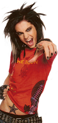 Tatouage d'étoile de Bill Kaulitz de Tokio Hotel sur le ventre