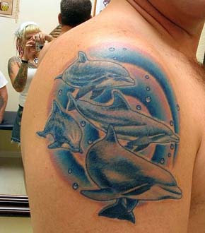 Modèle de tatouage de dauphin sur l'épaule
