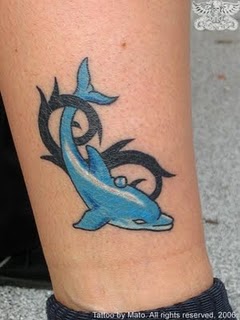 Modèle de tatouage de dauphin pour la cheville