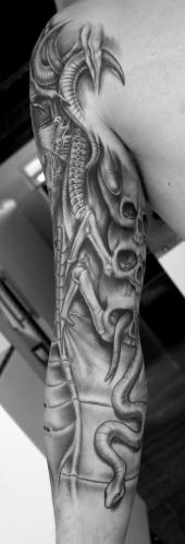 Tatouage en Noir et blanc biomécanique par manu tattoo