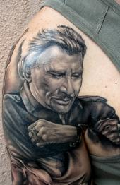 Tatouage portrait en Noir et blanc de Johnny Hallyday par Manu tattoo