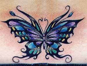 Tatouage de papillon en bas du dos