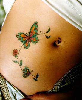 Modèle tatouage papillon sur le ventre