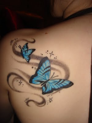 Tatouage de papillons sur l'épaule