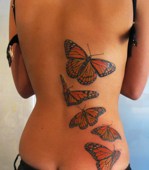 Tatouage de papillons sur la hanche