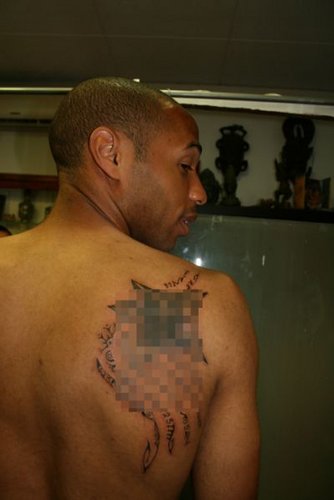 Tatouage Thierry Henry sur le poignet, tatouage polynésien