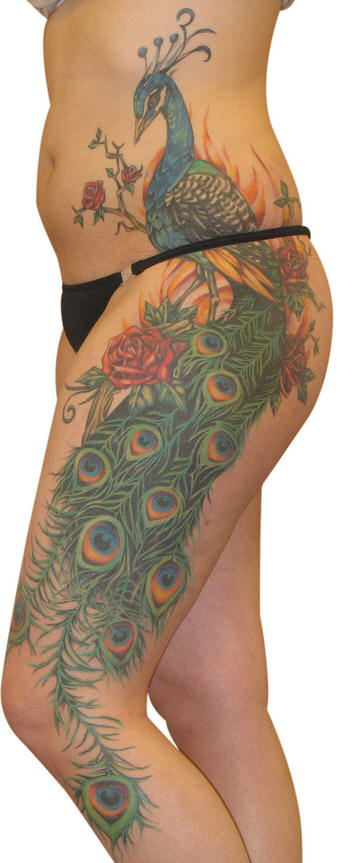 tatouage de paon grande taille sur la hanche, les cotes et la cuisse
