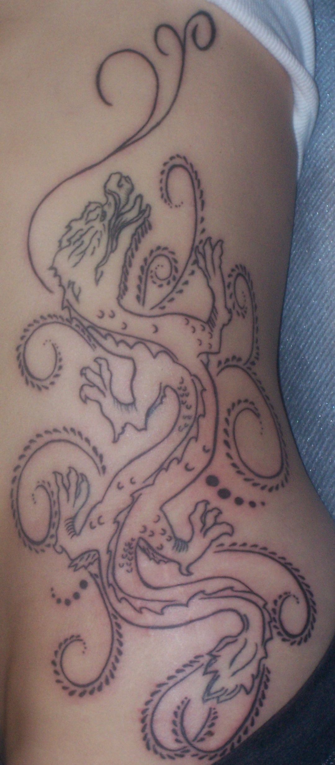 tatouage de dragon sur la hanche