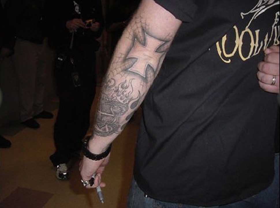 tatouage de James Hetfield croix de fer sur le coude