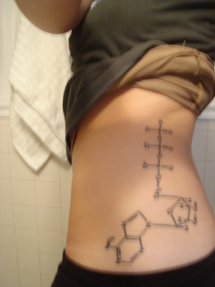tatouage original de chimie sur la hanche
