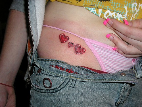 tatouage de petits coeurs sur la hanche