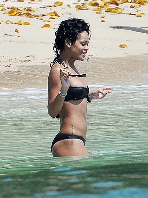 tatouage de Rihanna sur la hanche en bikini