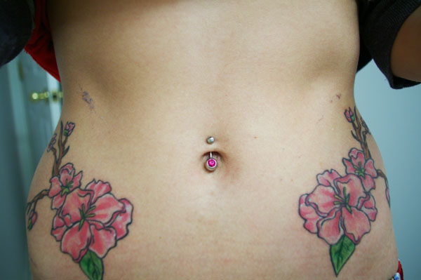 tatouage de roses sur les hanches d'une femme