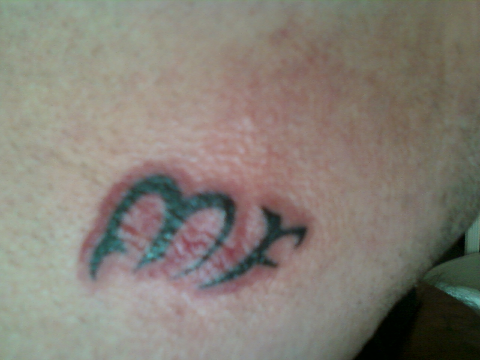 tatouage des initiales de mylene farmer