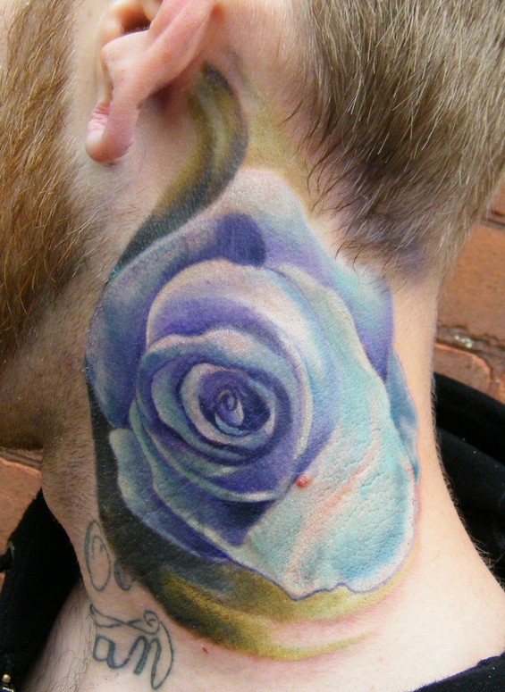 Tatouage de fleur en couleur sur le cou