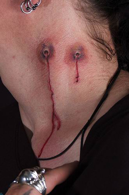Tatouage de morsure de vampire dans le cou