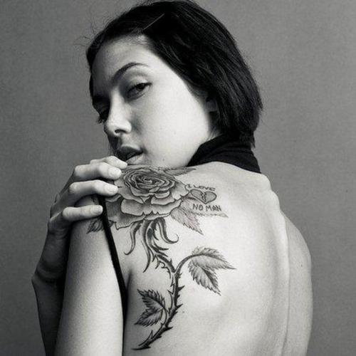 Modèle de tatouage de rose sur l'épaule pour femme