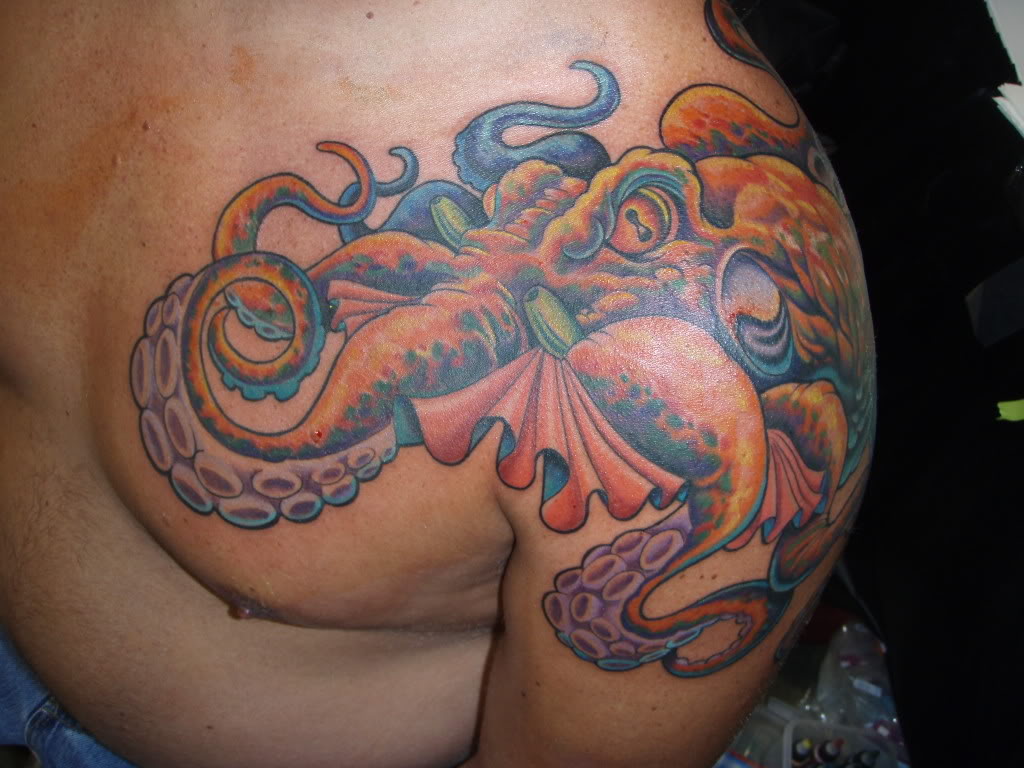tatouage pieuvre sur l'épaule
