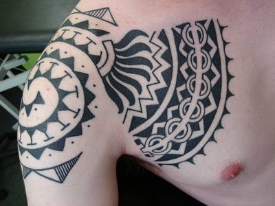 tatouage tribal polynésien sur l'épaule pour homme