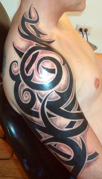 tatouage tribal sur l'épaule et le bras pour homme