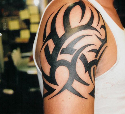 tatouage tribal sur l'épaule pour homme