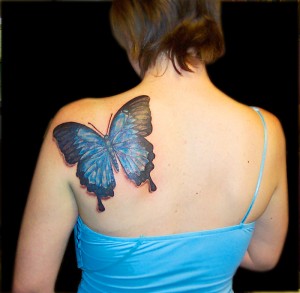 tatouage de papillon sur l'épaule