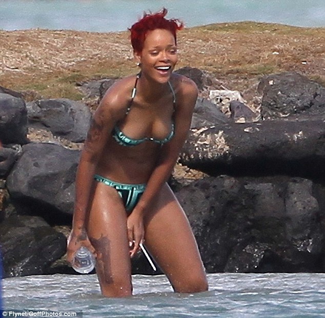 Tatouage sur la cuisse de Rihanna