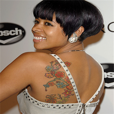 Femme noire tatouée