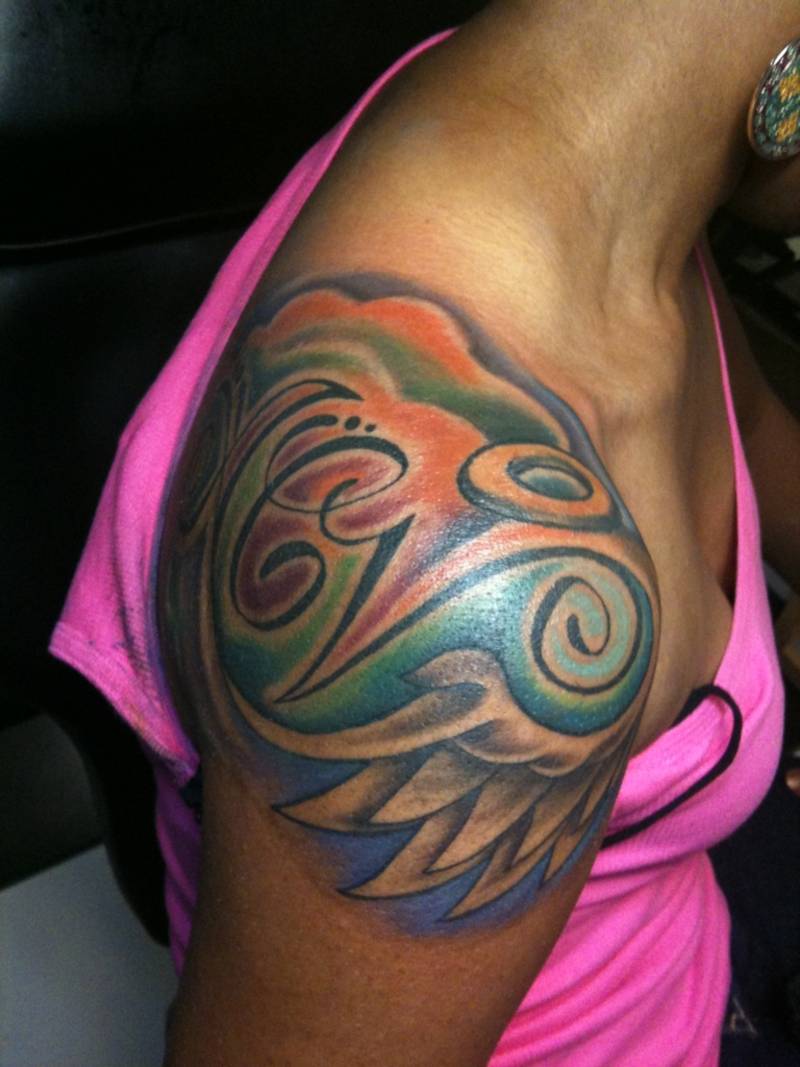 Tatouage en couleur sur l'épaule d'une femme noire