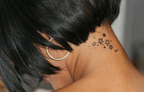 Tatouage sur la nuque de la star black Rihanna