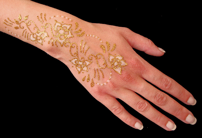 Tatouage paillettes style henné pour mariage