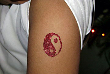 Tatouage paillettes yin yang