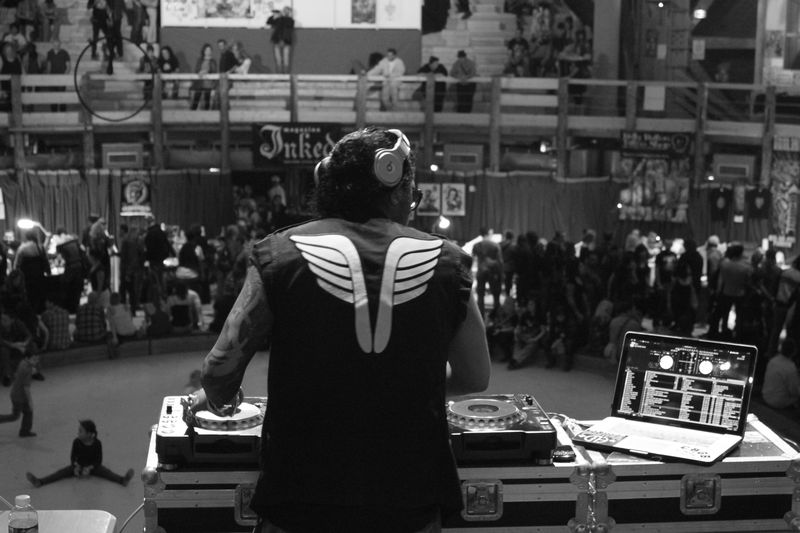 Le DJ du tattoo art fest trône sur la salle