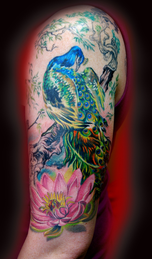 tatouage de femme en couleur : paon et lotus