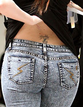 tatouage de khloe kardashian Odom en bas du dos