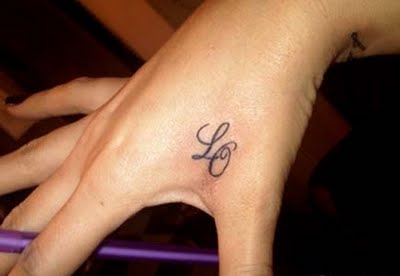 tatouage de khloe kardashian sur la main
