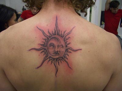 Tatouage soleil dans le dos de marat safin