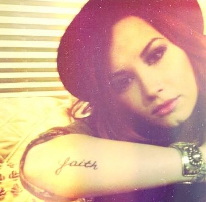 tatouage faith de Demi Lovato sur le bras
