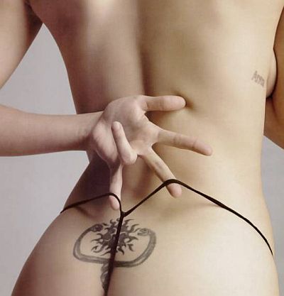 tatouage d'asia argento sur le bas du dos et les fesses