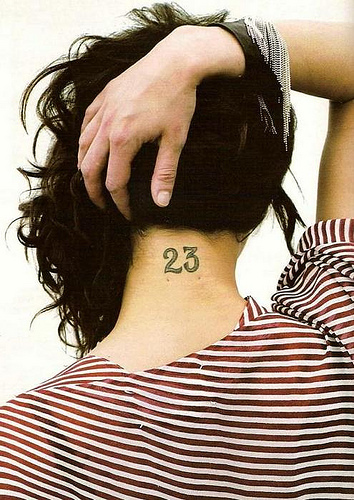 tatouage d'asia argento sur la nuque : numéro 23